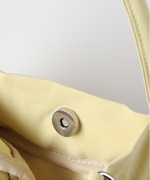 Right-on(ライトオン)の「【HONEYSUCKLE ROSE】フリルミニショルダー (愛らしさ / 存在感 / 機能性)(ショルダーバッグ・レディース・ブラック/キナリ・ONE SIZE)」の5枚目の写真