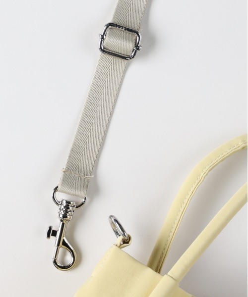 Right-on(ライトオン)の「【HONEYSUCKLE ROSE】フリルミニショルダー (愛らしさ / 存在感 / 機能性)(ショルダーバッグ・レディース・ブラック/キナリ・ONE SIZE)」の6枚目の写真