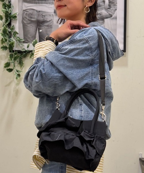 Right-on(ライトオン)の「【HONEYSUCKLE ROSE】フリルミニショルダー (愛らしさ / 存在感 / 機能性)(ショルダーバッグ・レディース・ブラック/キナリ・ONE SIZE)」の9枚目の写真