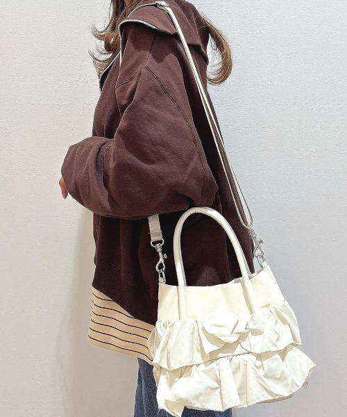 Right-on(ライトオン)の「【HONEYSUCKLE ROSE】フリルミニショルダー (愛らしさ / 存在感 / 機能性)(ショルダーバッグ・レディース・ブラック/キナリ・ONE SIZE)」の7枚目の写真