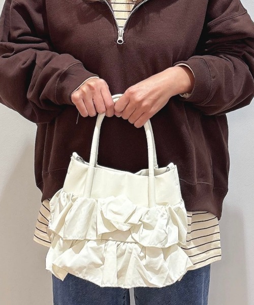 Right-on(ライトオン)の「【HONEYSUCKLE ROSE】フリルミニショルダー (愛らしさ / 存在感 / 機能性)(ショルダーバッグ・レディース・ブラック/キナリ・ONE SIZE)」の8枚目の写真