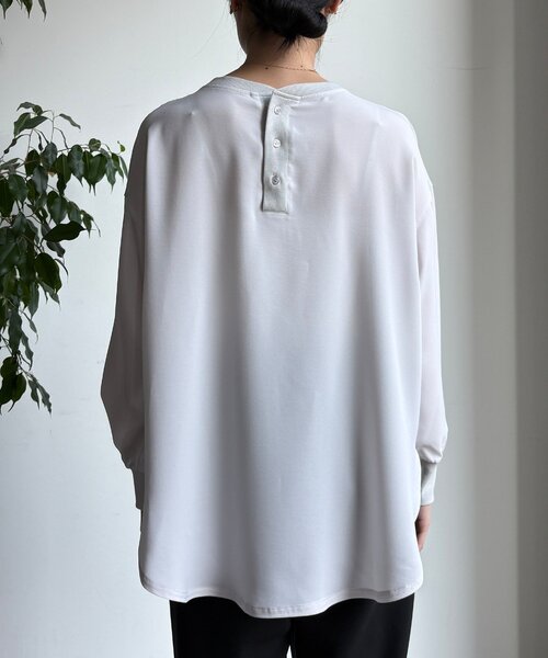 DouDou（ドゥドゥ）の「袖リブバックボタンジョーゼットロゴプルオーバー（シャツ/ブラウス・レディース・ライトグレー/オフホワイト/チャコールグレー・FREE）」の9枚目の写真