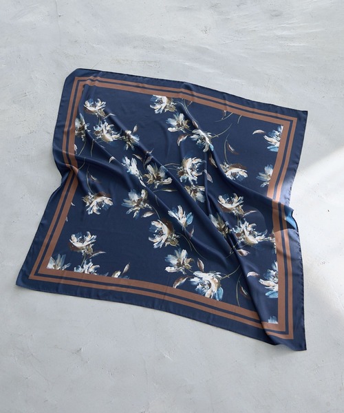 Andemiu（アンデミュウ）の「アートフラワースカーフ642795（バンダナ/スカーフ・レディース・アイボリー/ネイビー・FREE）」の2枚目の写真