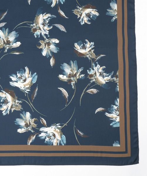 Andemiu（アンデミュウ）の「アートフラワースカーフ642795（バンダナ/スカーフ・レディース・アイボリー/ネイビー・FREE）」の6枚目の写真