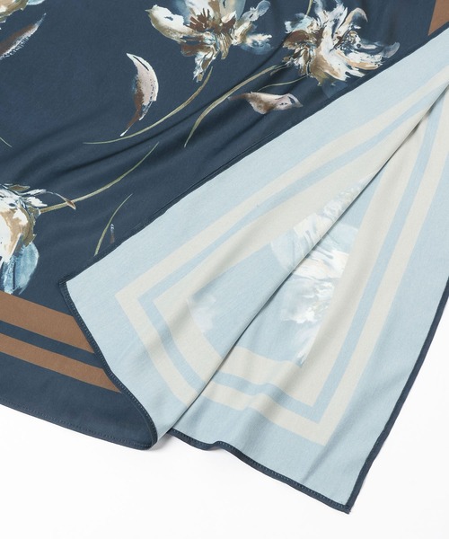 Andemiu（アンデミュウ）の「アートフラワースカーフ642795（バンダナ/スカーフ・レディース・アイボリー/ネイビー・FREE）」の8枚目の写真