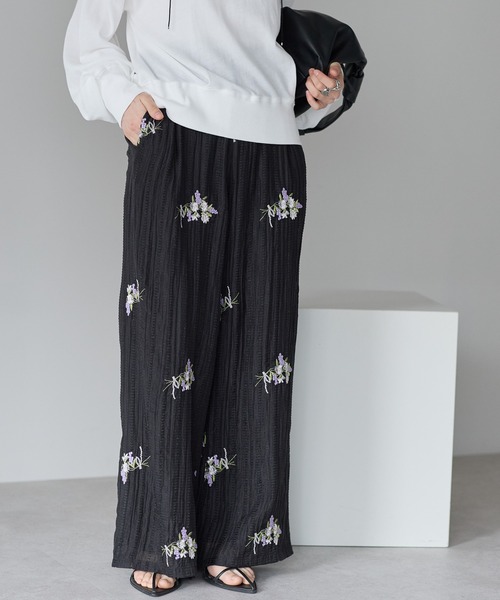 SOTT(ソット)の「花刺繍パンツ(その他パンツ・レディース・オフホワイト/ブラック・FREE)」の1枚目の写真