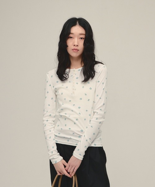eL（エル）の「【eL】Flower Henley Neck Pullover LS/645545（Tシャツ/カットソー・レディース・ネイビー系/ホワイト系その他・FREE）」の2枚目の写真