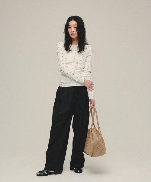 eL（エル）の「【eL】Flower Henley Neck Pullover LS/645545（Tシャツ/カットソー・レディース・ネイビー系/ホワイト系その他・FREE）」の4枚目の写真