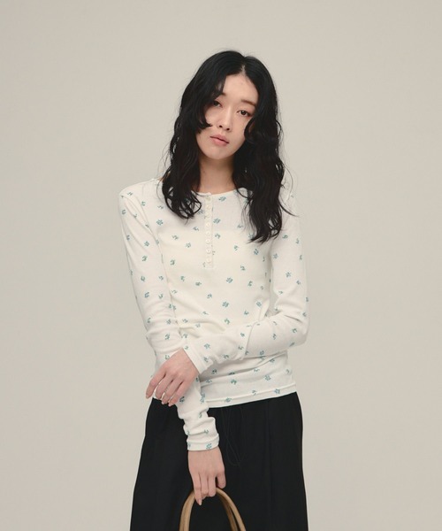 eL（エル）の「【eL】Flower Henley Neck Pullover LS/645545（Tシャツ/カットソー・レディース・ネイビー系/ホワイト系その他・FREE）」の7枚目の写真