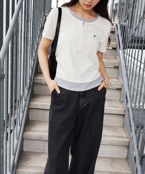 SpRay(スプレイ)の「配色ヘンリーフェイクレイヤードトップス(Tシャツ/カットソー・レディース・ブラック/グレー/サックスブルー/ピンク/イエロー/アイボリー・FREE)」の19枚目の写真