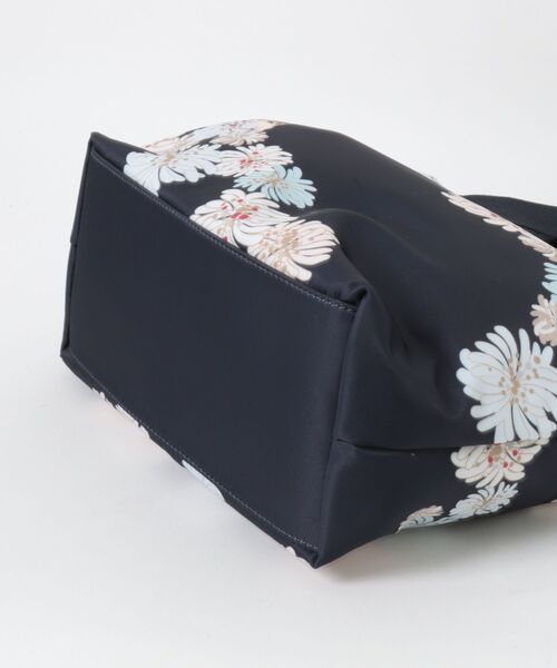 PAUL & JOE ACCESSOIRES（ポールアンドジョーアクセソワ）の「【PAUL & JOE ACCESSOIRES /ポール アンド ジョー アクセソワ 】 CHRYSANTHEME ＆ NOUNETTE PRINT トートバッグ（トートバッグ・レディース・ミント/ネイビー/ピンク・FREE）」の5枚目の写真