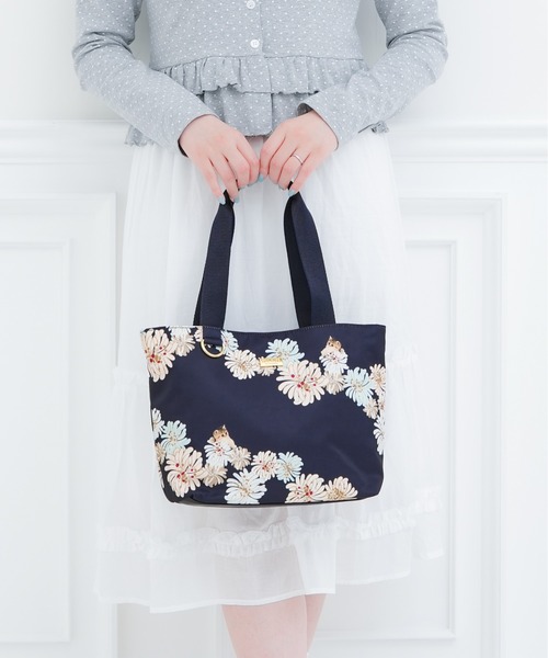 PAUL & JOE ACCESSOIRES（ポールアンドジョーアクセソワ）の「【PAUL & JOE ACCESSOIRES /ポール アンド ジョー アクセソワ 】 CHRYSANTHEME ＆ NOUNETTE PRINT トートバッグ（トートバッグ・レディース・ミント/ネイビー/ピンク・FREE）」の2枚目の写真