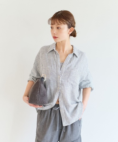 BAYFLOW（ベイフロー）の「[ふんわり柔らかな肌当たり]リネンシャツ（シャツ/ブラウス・レディース・ネイビー/ブラウン/ピンク/オフホワイト/イエロー・MEDIUM/SMALL）」の4枚目の写真