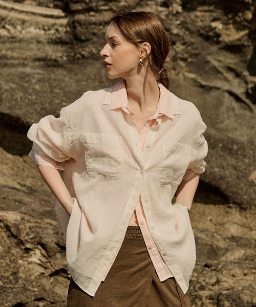 BAYFLOW（ベイフロー）の「[ふんわり柔らかな肌当たり]リネンシャツ（シャツ/ブラウス・レディース・ネイビー/ブラウン/ピンク/オフホワイト/イエロー・MEDIUM/SMALL）」の2枚目の写真