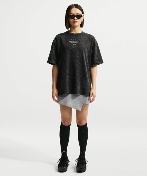 NIKE（ナイキ）の「ナイキ スポーツウェア クラシック ウィメンズ オーバーサイズド Tシャツ / Nike Sportswear Classic Women's Oversized T-Shirt IV2035-010 Black（Tシャツ/カットソー・レディース・ブラック・XS/XL/L/M/S）」の12枚目の写真