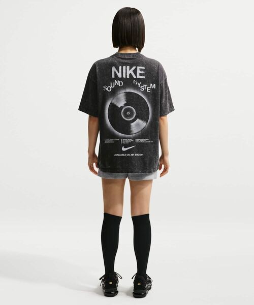 NIKE（ナイキ）の「ナイキ スポーツウェア クラシック ウィメンズ オーバーサイズド Tシャツ / Nike Sportswear Classic Women's Oversized T-Shirt IV2035-010 Black（Tシャツ/カットソー・レディース・ブラック・XS/XL/L/M/S）」の13枚目の写真