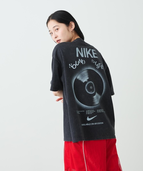 NIKE（ナイキ）の「ナイキ スポーツウェア クラシック ウィメンズ オーバーサイズド Tシャツ / Nike Sportswear Classic Women's Oversized T-Shirt IV2035-010 Black（Tシャツ/カットソー・レディース・ブラック・XS/XL/L/M/S）」の3枚目の写真