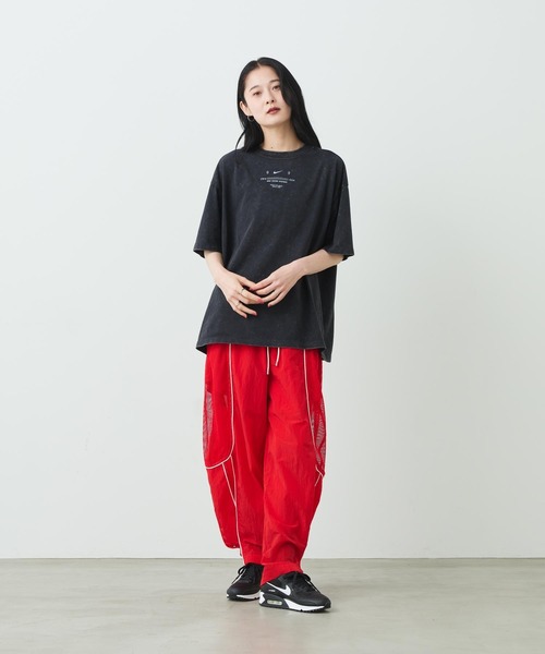 NIKE（ナイキ）の「ナイキ スポーツウェア クラシック ウィメンズ オーバーサイズド Tシャツ / Nike Sportswear Classic Women's Oversized T-Shirt IV2035-010 Black（Tシャツ/カットソー・レディース・ブラック・XS/XL/L/M/S）」の4枚目の写真