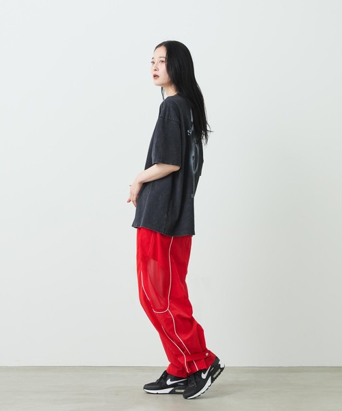 NIKE（ナイキ）の「ナイキ スポーツウェア クラシック ウィメンズ オーバーサイズド Tシャツ / Nike Sportswear Classic Women's Oversized T-Shirt IV2035-010 Black（Tシャツ/カットソー・レディース・ブラック・XS/XL/L/M/S）」の2枚目の写真