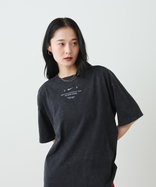 NIKE（ナイキ）の「ナイキ スポーツウェア クラシック ウィメンズ オーバーサイズド Tシャツ / Nike Sportswear Classic Women's Oversized T-Shirt IV2035-010 Black（Tシャツ/カットソー・レディース・ブラック・XS/XL/L/M/S）」の6枚目の写真