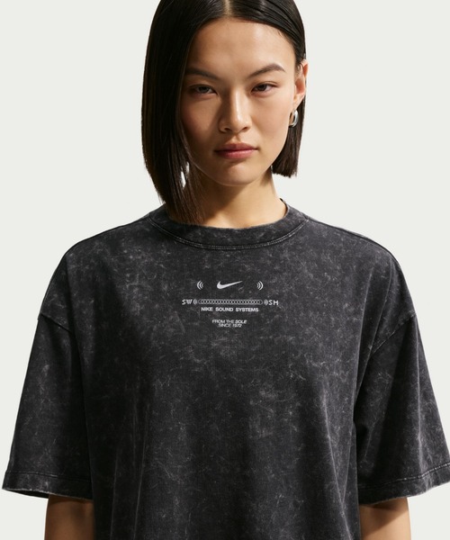 NIKE（ナイキ）の「ナイキ スポーツウェア クラシック ウィメンズ オーバーサイズド Tシャツ / Nike Sportswear Classic Women's Oversized T-Shirt IV2035-010 Black（Tシャツ/カットソー・レディース・ブラック・XS/XL/L/M/S）」の9枚目の写真