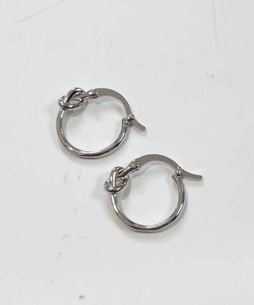 yu-ka(ユーカ)の「YU-KA:ノットフープピアス Knot hoop earrings(ピアス(両耳用)・レディース・シルバー/ゴールド・FREE)」の1枚目の写真
