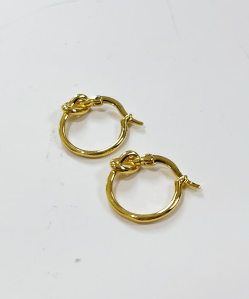 yu-ka(ユーカ)の「YU-KA:ノットフープピアス Knot hoop earrings(ピアス(両耳用)・レディース・シルバー/ゴールド・FREE)」の2枚目の写真