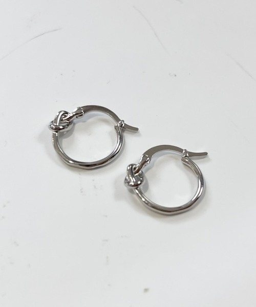 yu-ka(ユーカ)の「YU-KA:ノットフープピアス Knot hoop earrings(ピアス(両耳用)・レディース・シルバー/ゴールド・FREE)」の4枚目の写真
