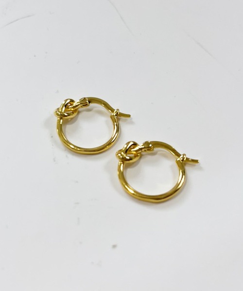 yu-ka(ユーカ)の「YU-KA:ノットフープピアス Knot hoop earrings(ピアス(両耳用)・レディース・シルバー/ゴールド・FREE)」の3枚目の写真