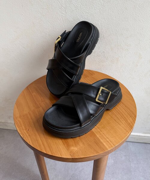 Thevon(ゼボン)の「厚底クロスベルトサンダル(サンダル・レディース・ブラック/シルバー・M/L)」の1枚目の写真