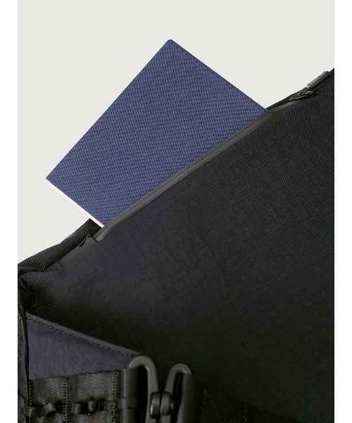 WEXLEY(ウェクスレイ)の「DOUGLAS / 15L Shoulder bag Crinkle Nylon(ショルダーバッグ・メンズ・ブラック・ONE SIZE)」の14枚目の写真