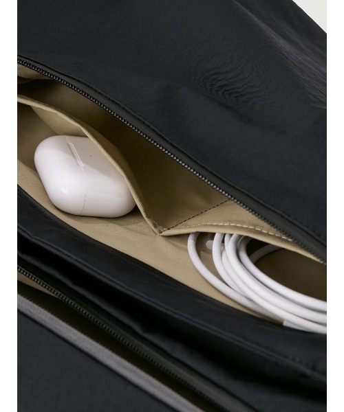 WEXLEY(ウェクスレイ)の「DOUGLAS / 15L Shoulder bag Crinkle Nylon(ショルダーバッグ・メンズ・ブラック・ONE SIZE)」の13枚目の写真