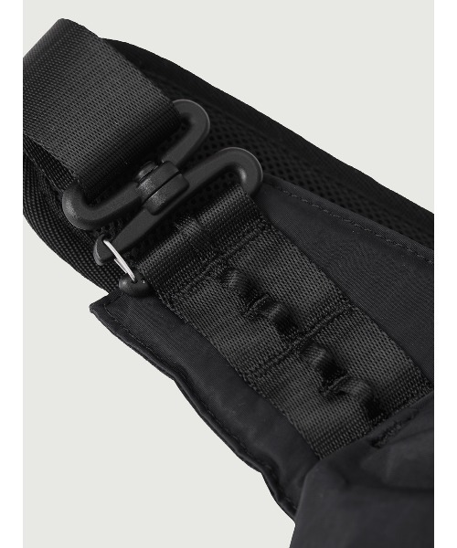 WEXLEY(ウェクスレイ)の「DOUGLAS / 15L Shoulder bag Crinkle Nylon(ショルダーバッグ・メンズ・ブラック・ONE SIZE)」の5枚目の写真