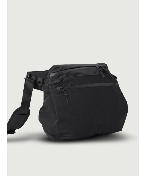 WEXLEY(ウェクスレイ)の「DOUGLAS / 15L Shoulder bag Crinkle Nylon(ショルダーバッグ・メンズ・ブラック・ONE SIZE)」の4枚目の写真