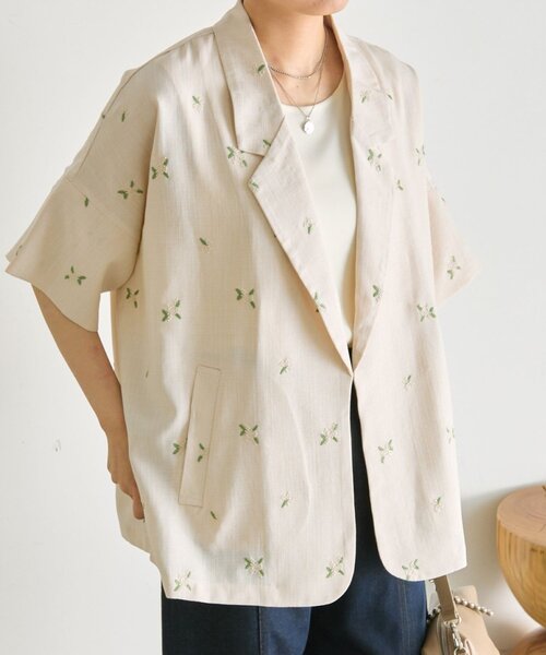 ear PAPILLONNER（イアパピヨネ）の「花柄半袖ジャケット【SUM1 STYLE】（その他アウター・レディース・ブラック/ベージュ・FREE）」の2枚目の写真