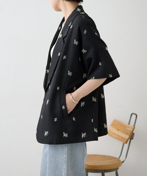 ear PAPILLONNER（イアパピヨネ）の「花柄半袖ジャケット【SUM1 STYLE】（その他アウター・レディース・ブラック/ベージュ・FREE）」の11枚目の写真
