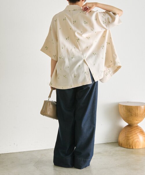 ear PAPILLONNER（イアパピヨネ）の「花柄半袖ジャケット【SUM1 STYLE】（その他アウター・レディース・ブラック/ベージュ・FREE）」の4枚目の写真