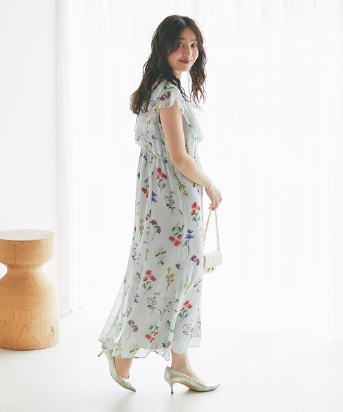 La boutique BonBon（ラブティックボンボン）の「【最強モテワンピ】ボタニカルプリントラッフルワンピース（ワンピース・レディース・サックスブルー/オフホワイト・36/38）」の13枚目の写真