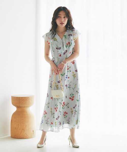 La boutique BonBon（ラブティックボンボン）の「【最強モテワンピ】ボタニカルプリントラッフルワンピース（ワンピース・レディース・サックスブルー/オフホワイト・36/38）」の16枚目の写真