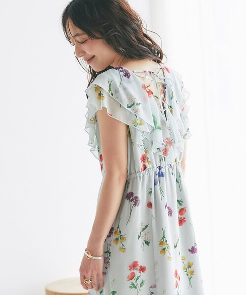 La boutique BonBon（ラブティックボンボン）の「【最強モテワンピ】ボタニカルプリントラッフルワンピース（ワンピース・レディース・サックスブルー/オフホワイト・36/38）」の21枚目の写真