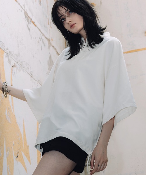 ERAR — футболка‑чайнарполоком с принтом AisSwear, полуприлегающая, с коротким рукавом