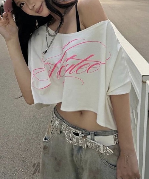 ViViDAY(ビビデー)の「英字ロゴワンショルダーショート丈tシャツ(Tシャツ/カットソー・レディース・ホワイト/ブラック・M)」の1枚目の写真