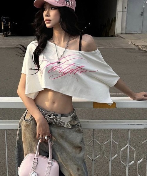 ViViDAY(ビビデー)の「英字ロゴワンショルダーショート丈tシャツ(Tシャツ/カットソー・レディース・ホワイト/ブラック・M)」の3枚目の写真
