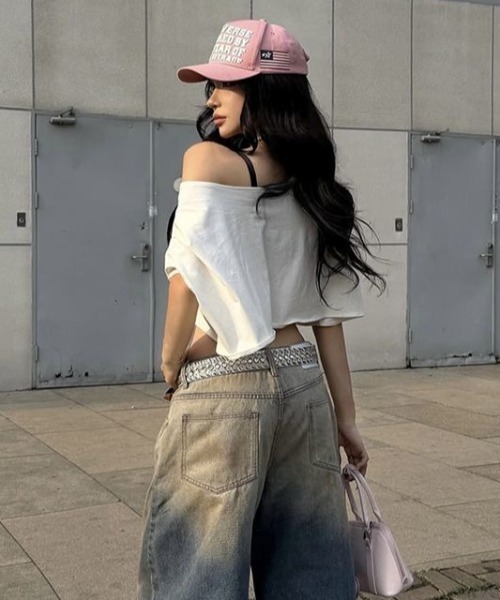 ViViDAY(ビビデー)の「英字ロゴワンショルダーショート丈tシャツ(Tシャツ/カットソー・レディース・ホワイト/ブラック・M)」の4枚目の写真