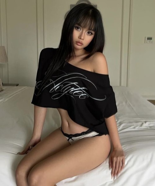 ViViDAY(ビビデー)の「英字ロゴワンショルダーショート丈tシャツ(Tシャツ/カットソー・レディース・ホワイト/ブラック・M)」の10枚目の写真