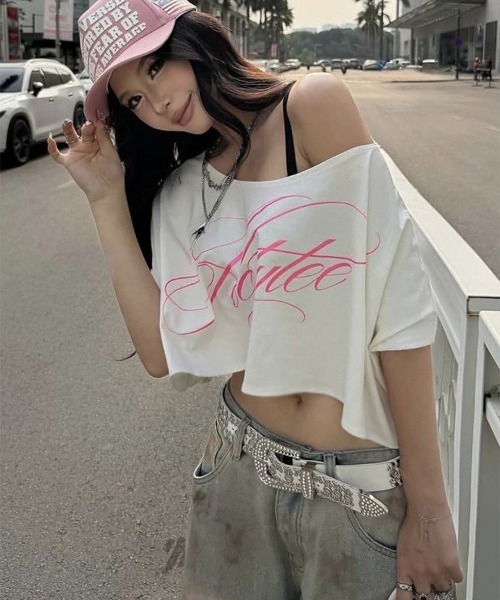 ViViDAY(ビビデー)の「英字ロゴワンショルダーショート丈tシャツ(Tシャツ/カットソー・レディース・ホワイト/ブラック・M)」の19枚目の写真