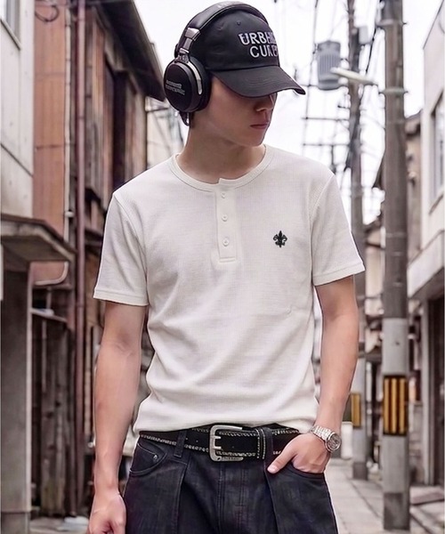 SPINNS(スピンズ)の「短丈ヘンリーネックサーマル半袖Tシャツ/ワンポイントロゴ刺繍(Tシャツ/カットソー・メンズ・ワイン/ブラック/ホワイト・ONESIZE)」の1枚目の写真