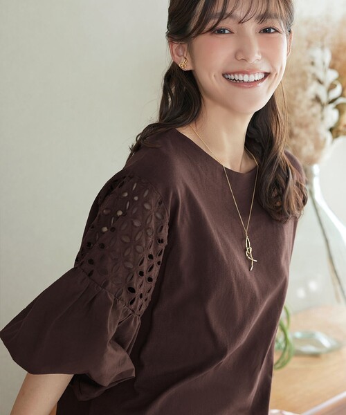 Tiaclasse(ティアクラッセ)の「袖レースカットソープルオーバー(Tシャツ/カットソー・レディース・ブラウン/ブラック/オフホワイト・M)」の4枚目の写真
