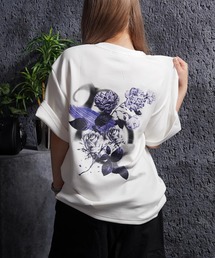 フラワーモチーフ バックプリント Tシャツ / Flower-Motif Back-Printed T-Shirt