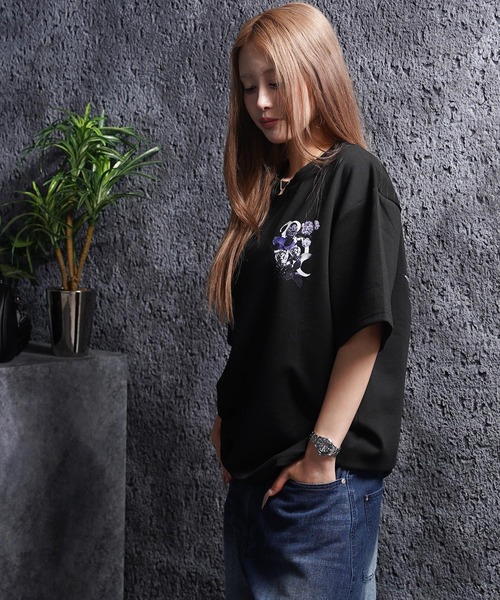 1111clothing（ワンフォークロージング）の「フラワーモチーフ バックプリント Tシャツ / Flower-Motif Back-Printed T-Shirt（Tシャツ/カットソー・メンズ・ブラック/ホワイト・M/L）」の16枚目の写真